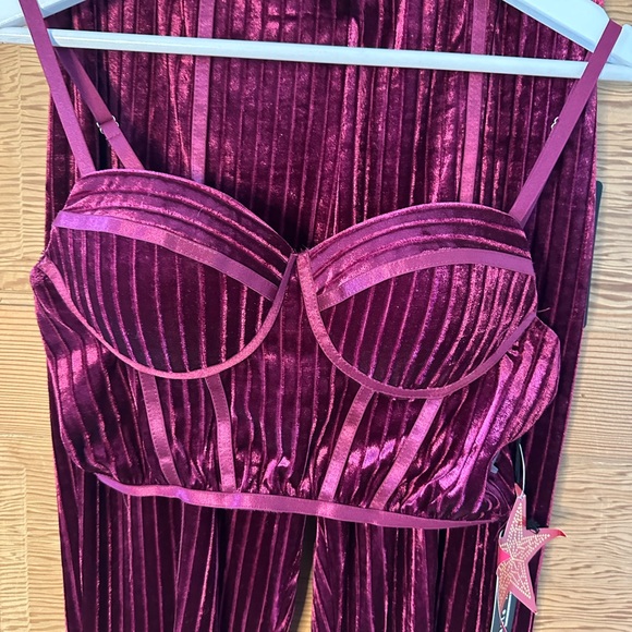 HAUTE MONDE Wine colored Stretch Velvet Two-Piece Outfit NWT Size M - Picture 7 of 8